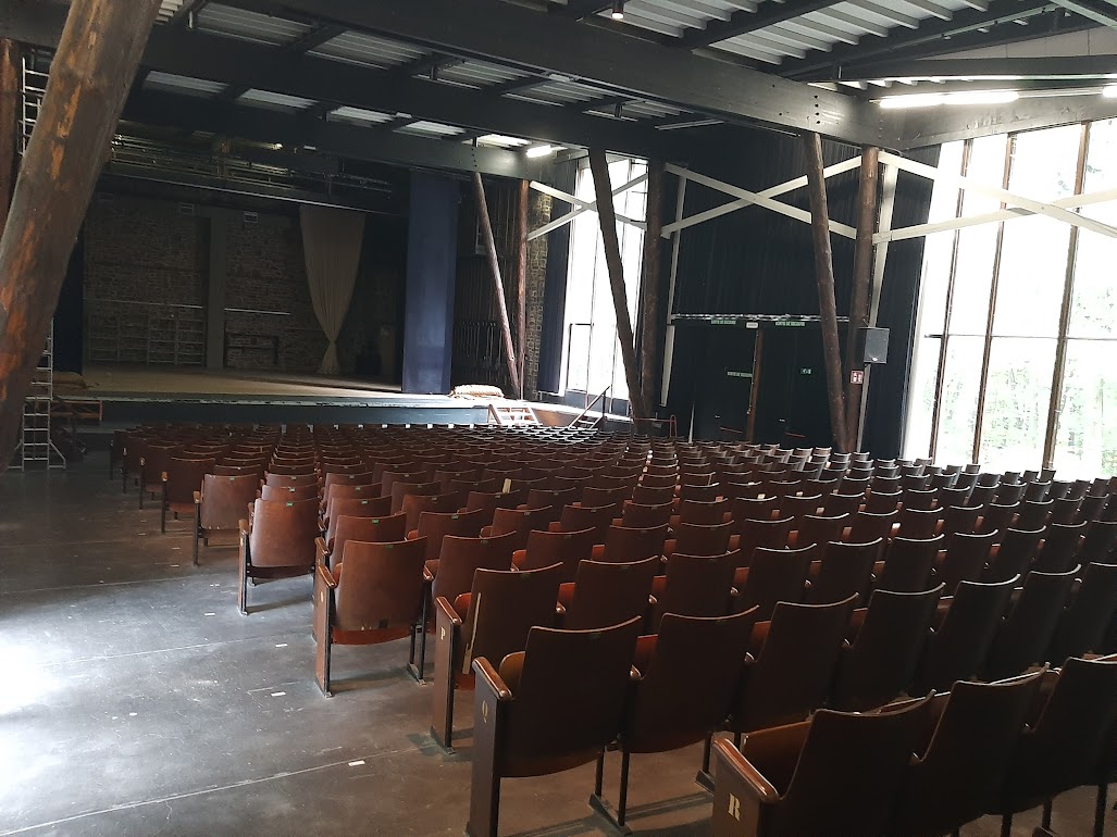 Grande salle aménagée pour conférence