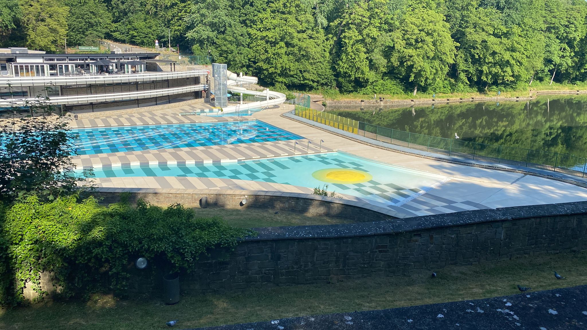 Vous venez profiter de notre superbe piscine en plein air ?